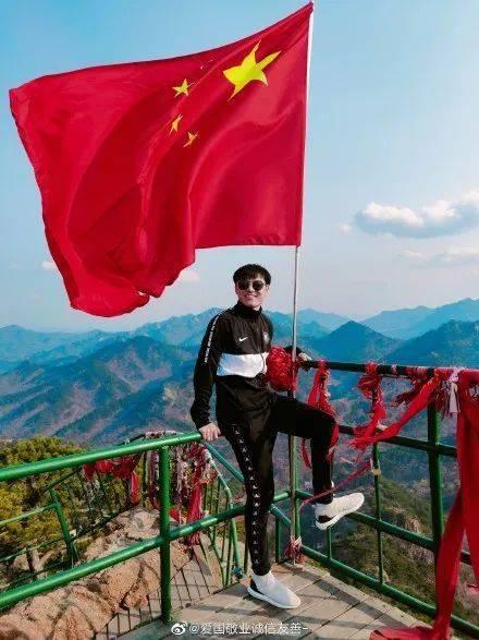 谁知道这个是三叶草那个型号的鞋子游戏画面
